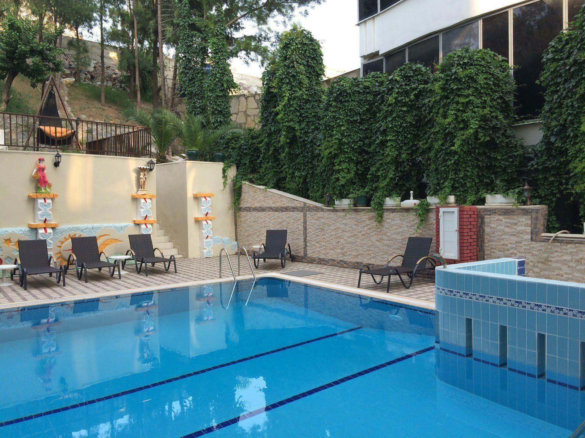 Saturn Hotel Kusadası Esterno foto
